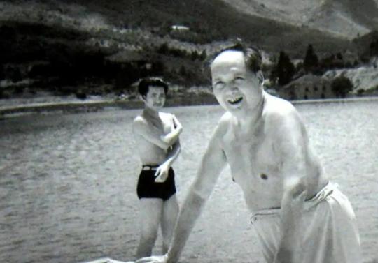 毛主席63岁游长江,81岁仍试图游湘江,但在游泳上,却还是有遗憾