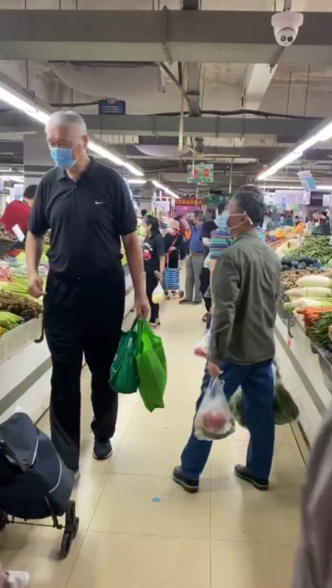 低调！姚明父亲菜市场戴口罩买菜！2米08身高让人“仰望”
