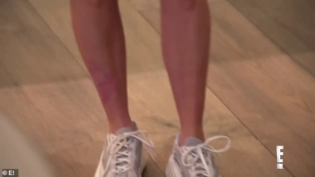 金卡戴珊穿橘红色吊带 (金卡戴珊穿无袖t恤配蓝色牛仔裤)