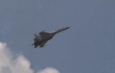 俄军主力战机突然坠毁,俄军图22轰炸机巡航