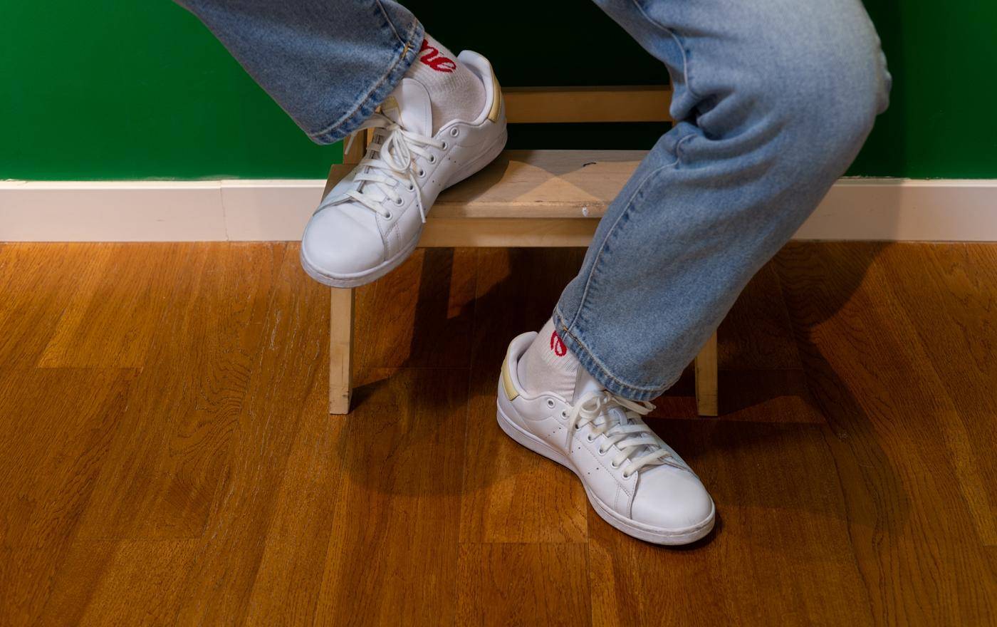 阿迪vs耐克足球鞋,阿迪和耐克小白鞋哪个好