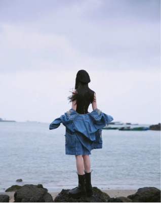 杨幂挑战剧组最土穿搭,杨幂挑战粉色系衣服穿搭