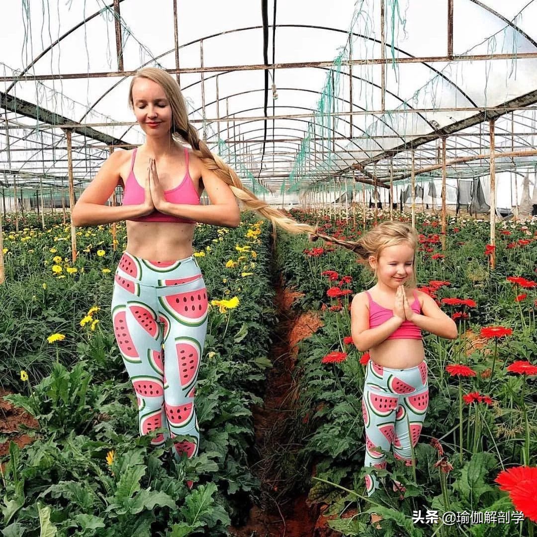 跟妈妈一起练瑜伽的女孩长大了,妈妈教女儿一起练瑜伽