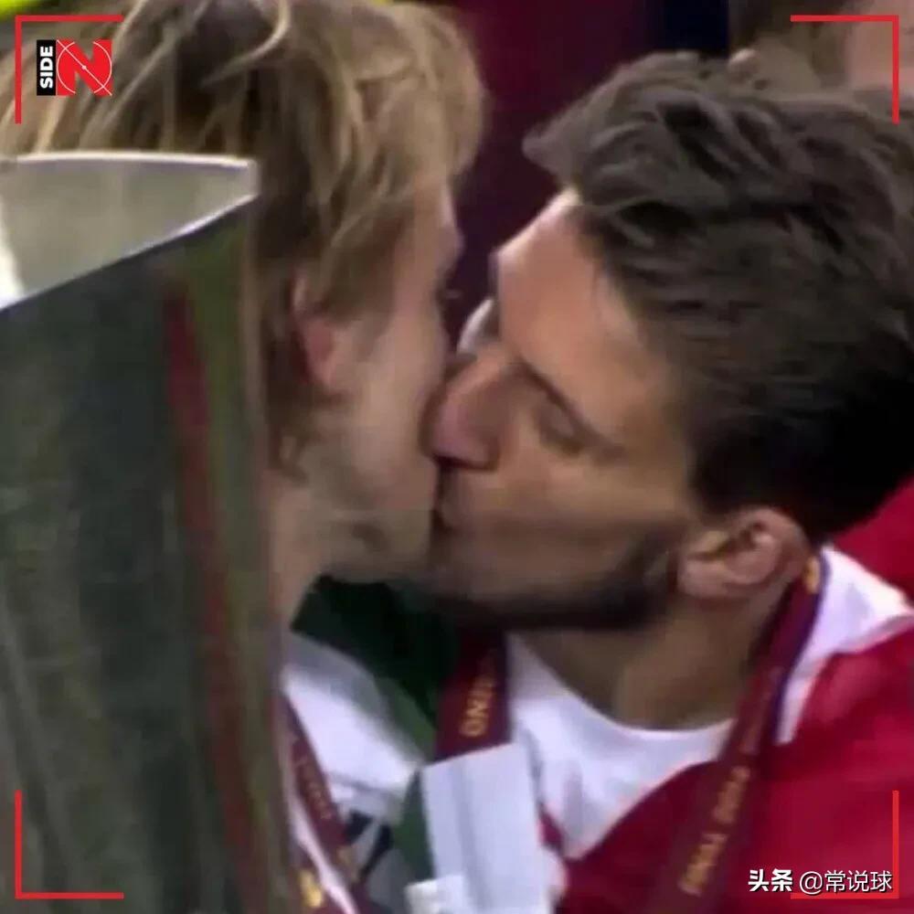 足球现场亲吻,足球场上的亲吻是哪场比赛