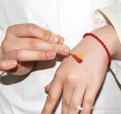 衣服弄脏了要用什么东西洗掉,衣服有静电粘的脏东西怎么去除