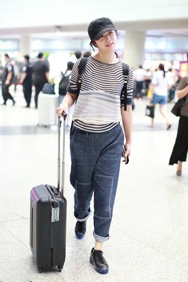 汤唯简单随性穿搭穿出满满大牌感,汤唯穿黑西装外套尽显气质