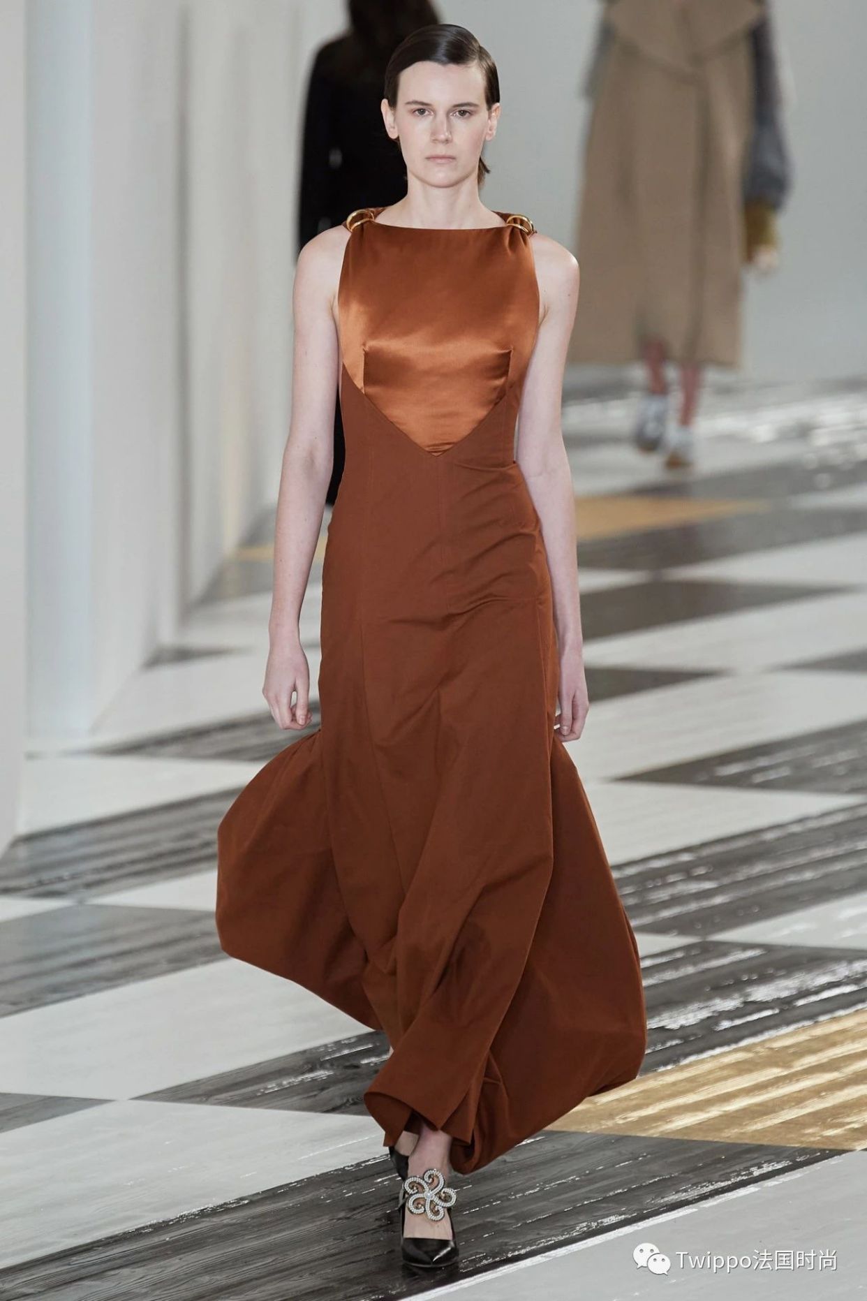 2020秋冬巴黎时装周givenchy秀场 (jacquemus 2020巴黎时装周秀场)