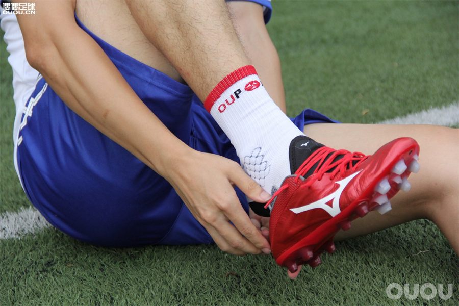 日产足球鞋测评,足球鞋实战测评nike暗煞