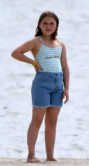 小七是大姑娘了!沙滩踢足球一人对阵两个哥哥,女汉子太有小贝范