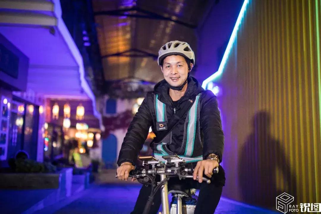 暖心代驾爸爸：白天收废品晚上开滴滴捡玩具给女儿建成童话世界