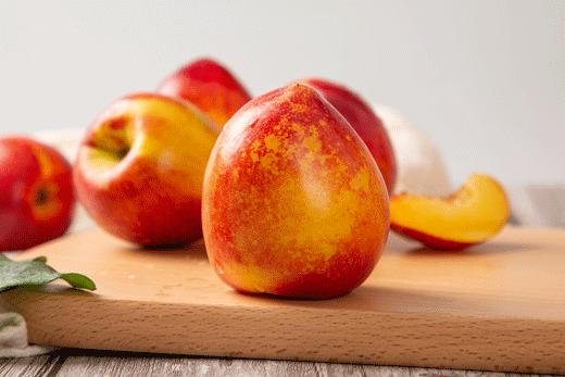 油桃脆甜多汁爽口,一口下去黄桃果肉绵密清爽冰沙