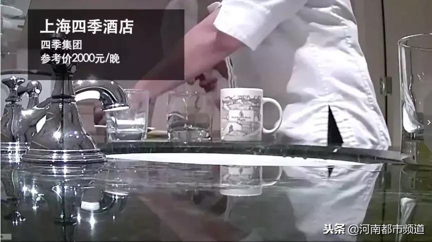 宾馆保洁用浴巾擦马桶,五星级酒店清洁工用浴巾擦马桶