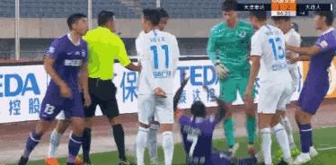 足球场上球员大规模冲突,足球赛场上冲突名场面