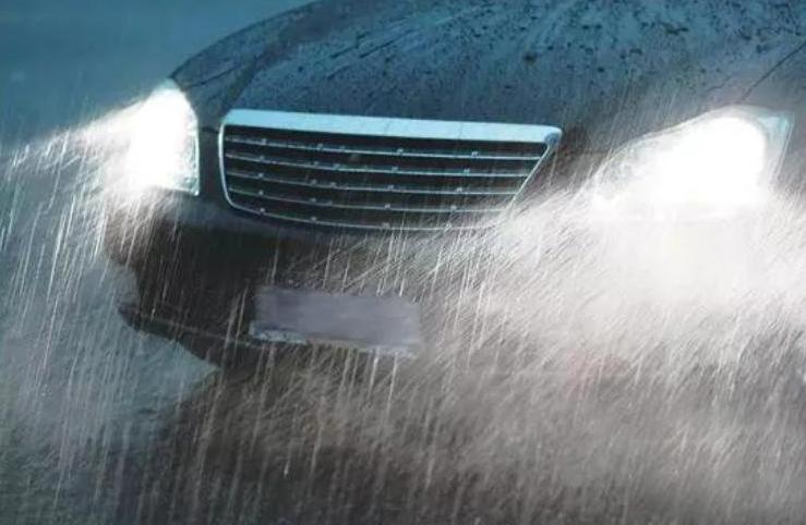 汽车卤素灯夜间实测,卤素灯晚上柏油马路看不见