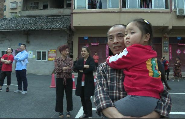 这板眼也太长了！南充嘉陵的西兴又创新了这个动作来做群众工作…