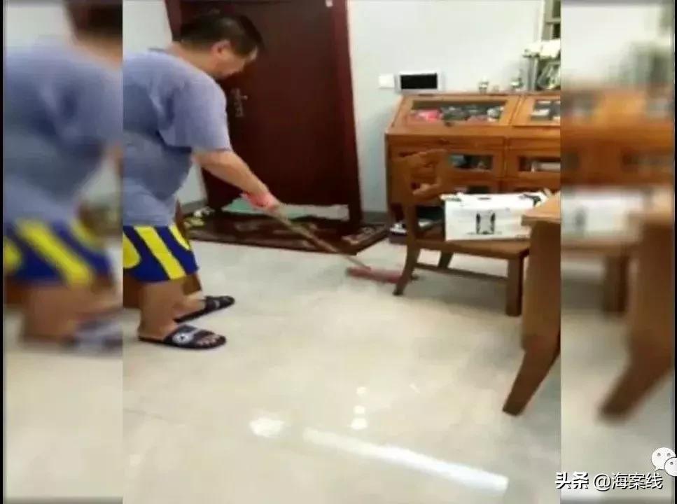 柳州一小区业主在家门口烧纸壳触发喷淋系统，两部电梯被泡坏