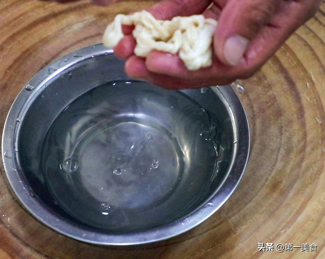 自制香肠的做法及配方要风干多久,看完香肠的制作过程你还敢吃吗