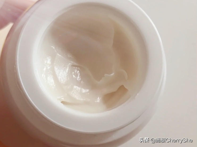 HR赫莲娜的黑绷带和白绷带有什么区别？哪个更值得买？