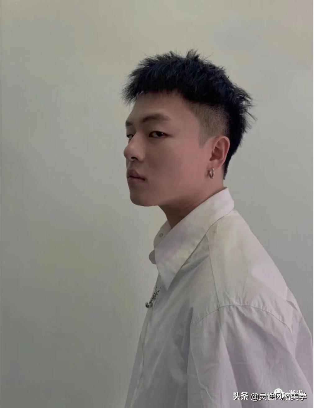 两边铲光的扎发狼尾发型男,2021年最流行男发武士头