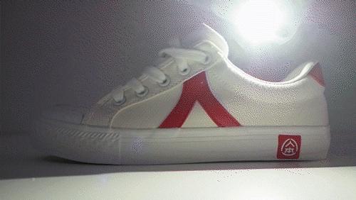 34年老国货再发力！89元刮起一阵帆布鞋风，金鹰节女神也没抵挡住