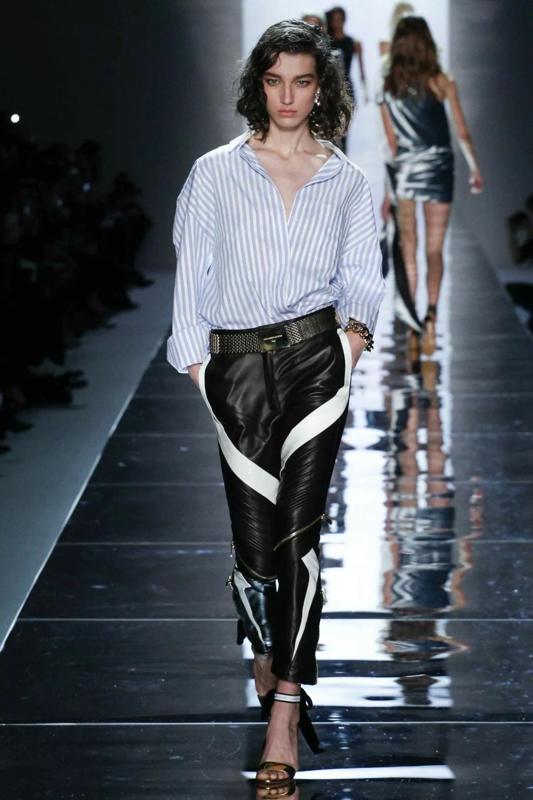 非主流绿皮裤,黑色短皮裤怎么搭配好看