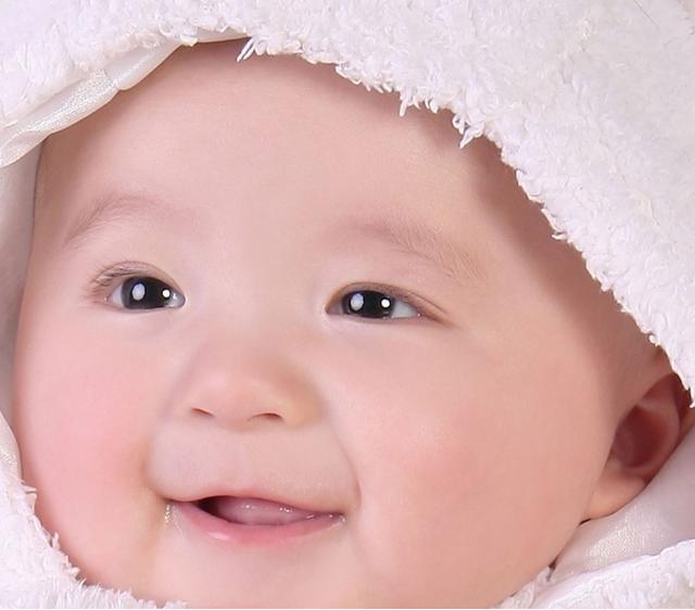 两个月宝宝会笑了说明孩子聪明吗,孩子刚出生有会笑的吗