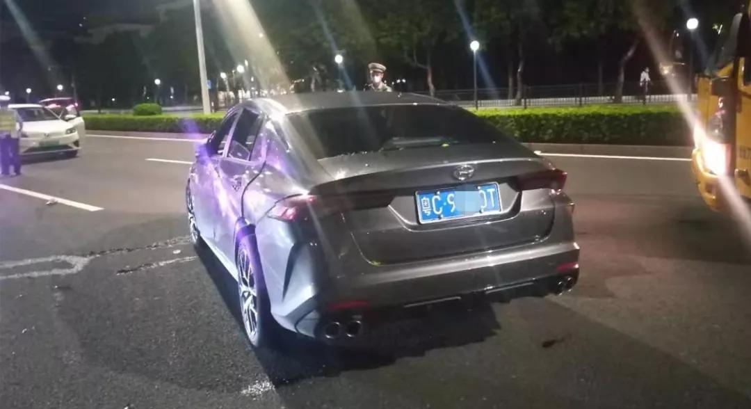 黑车司机下车白车撞黑车后续,黑车变道撞宾利白车后续