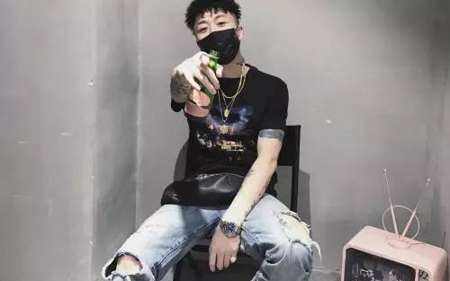 他是红花会的幕后“大管家”，音乐和生意做到了两开花