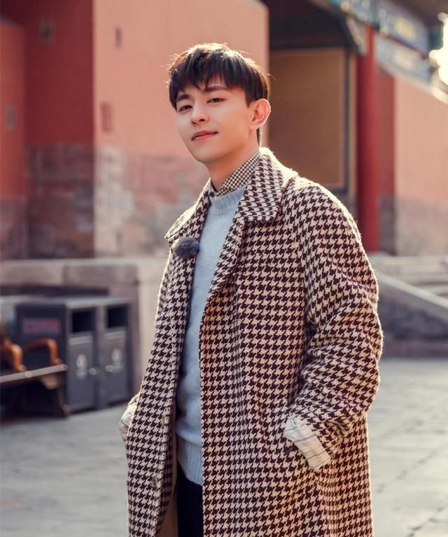 “正太面孔+举铁身材”，脸与身材极不符合，白敬亭邓伦上榜