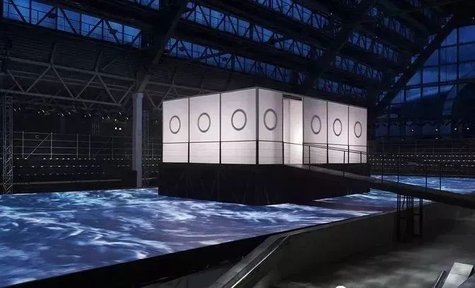 颠覆传统设计的时装秀,让你惊艳的时装秀场布置