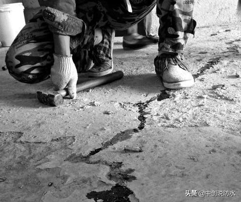 房子如果出现裂缝怎么去修补,房顶裂缝漏水自己动手修补方法