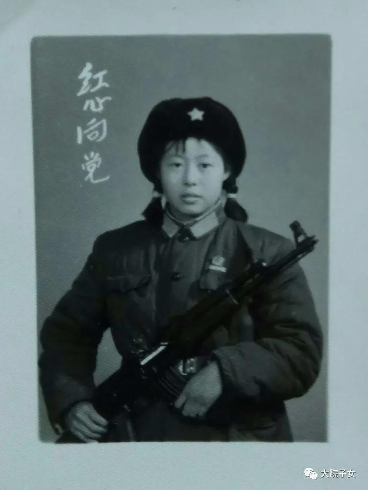 我从小在军营生活长大,我是在部队大院长大的