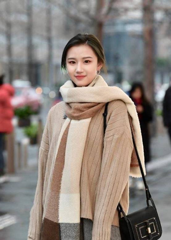 教你围巾的好看系法好看又减龄,这么多款围巾系法总有一款适合你