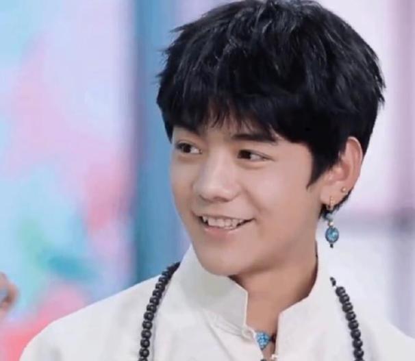 又一行走的招生简章火了，运动会举牌女生刷屏，可网友不买账