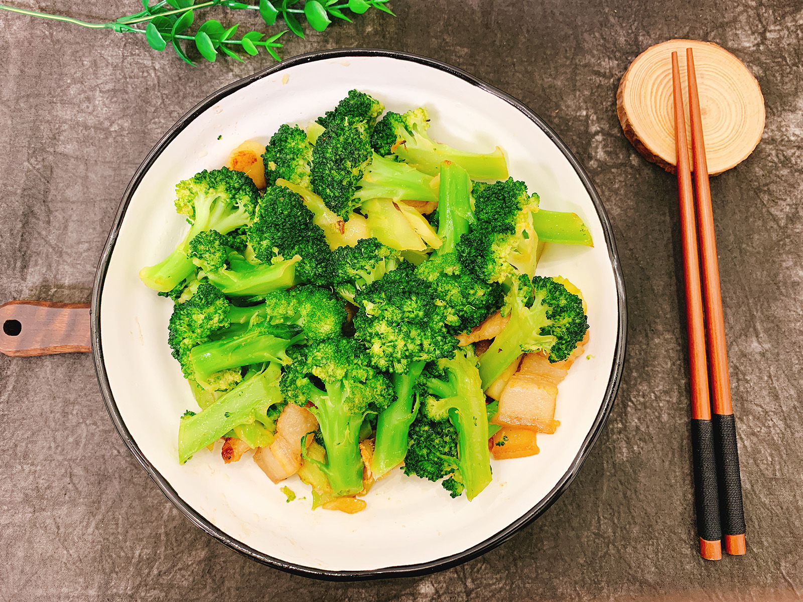 清炒西兰花需要先焯水吗,炒西兰花千万别焯水大厨教你一招