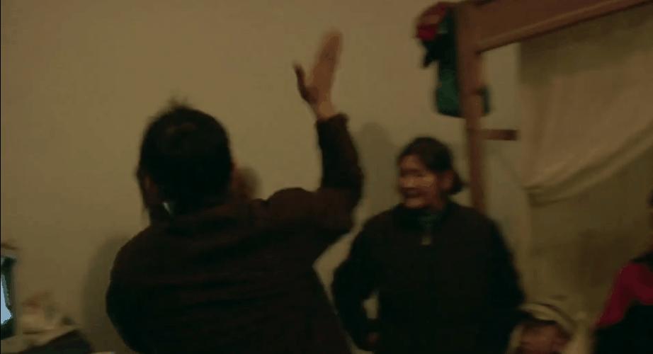 孩子对你越来越冷漠，是不礼貌？他是缺爱！请重视孩子的情感需求