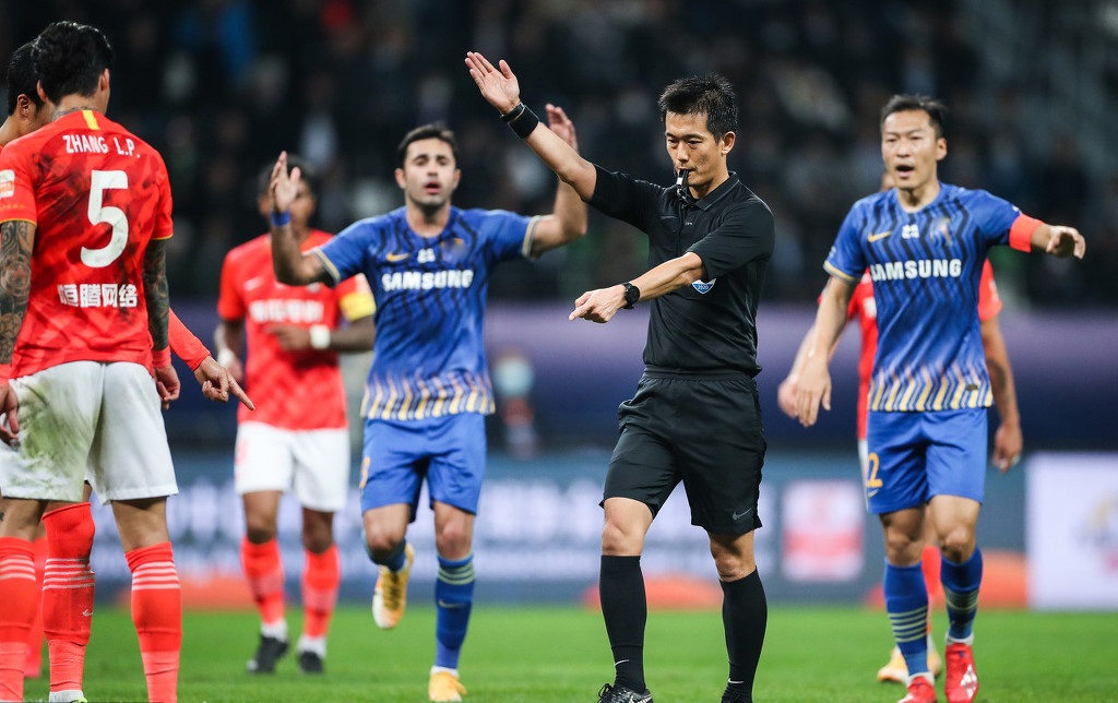 服了!比恒大失冠更值得深思:韩国金哨用3镜头,打脸中超裁判