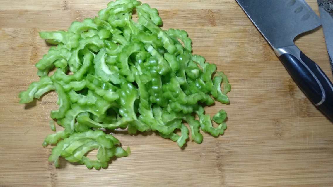 咸鸭蛋太咸了怎么能让它不咸,咸鸭蛋太咸了怎么做饼