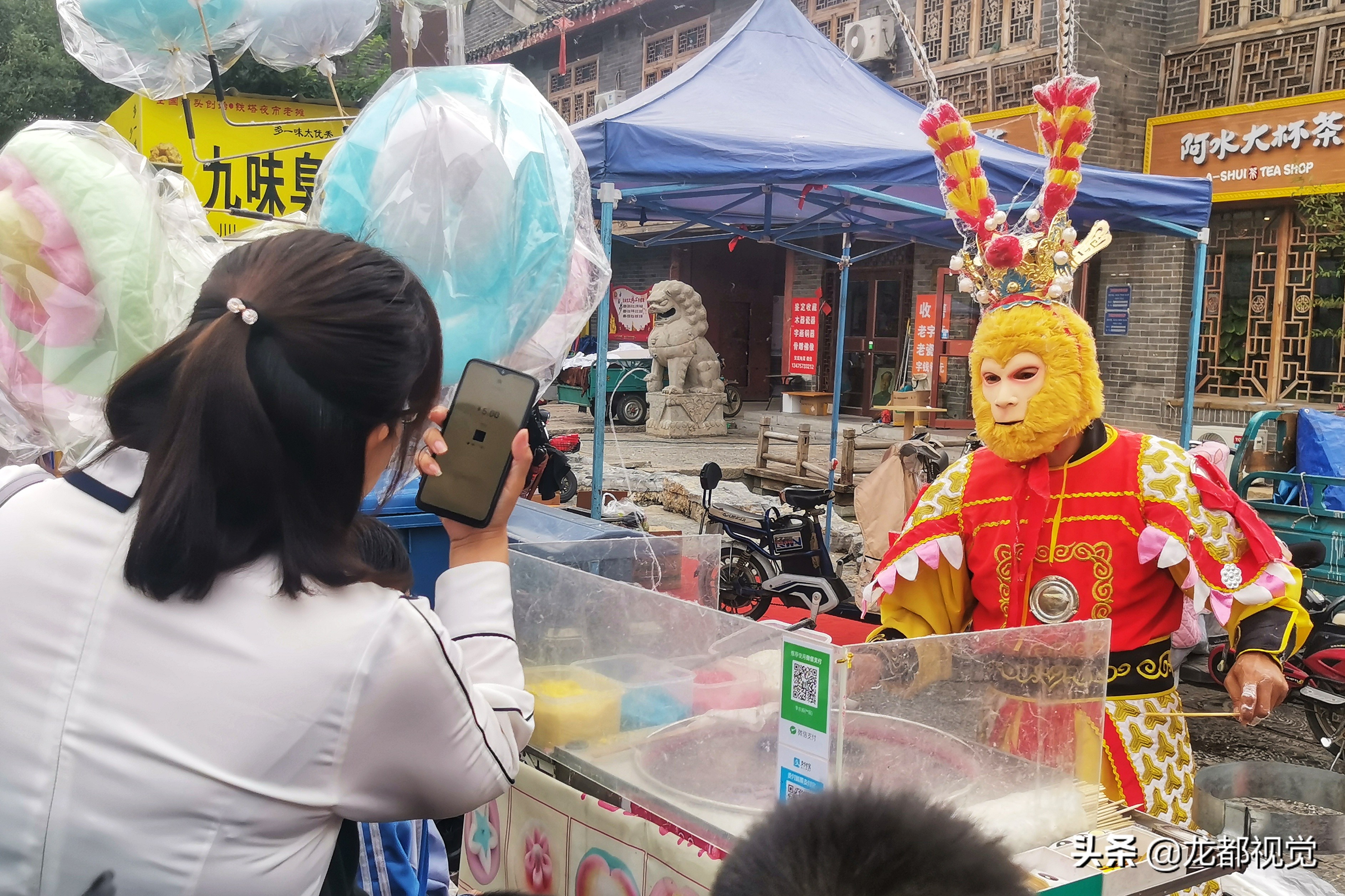 19岁摆摊小哥卖棉花糖,男子卖棉花糖