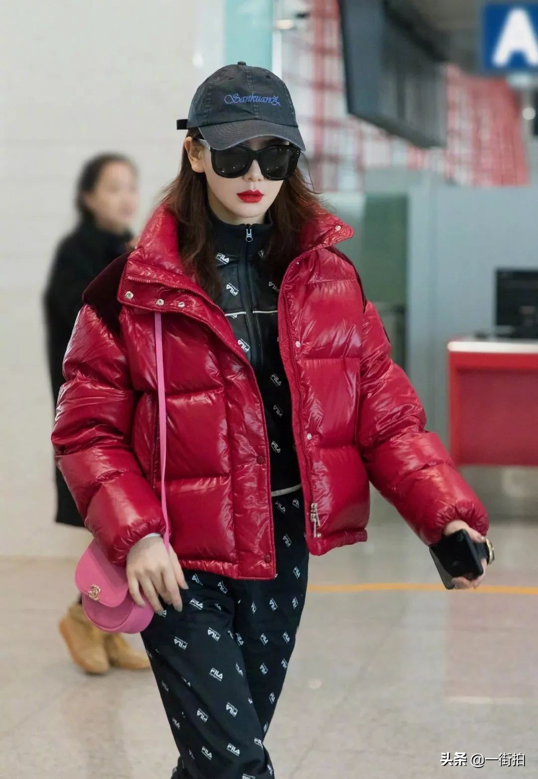 戚薇放大招了，竟穿了羽绒服和睡衣现身机场，混搭界的扛把子啊！