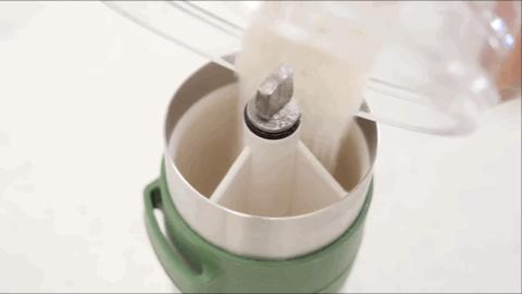 日本小哥用攒了一年的「指甲」给女友做了个钻戒？网友：妈呀变态