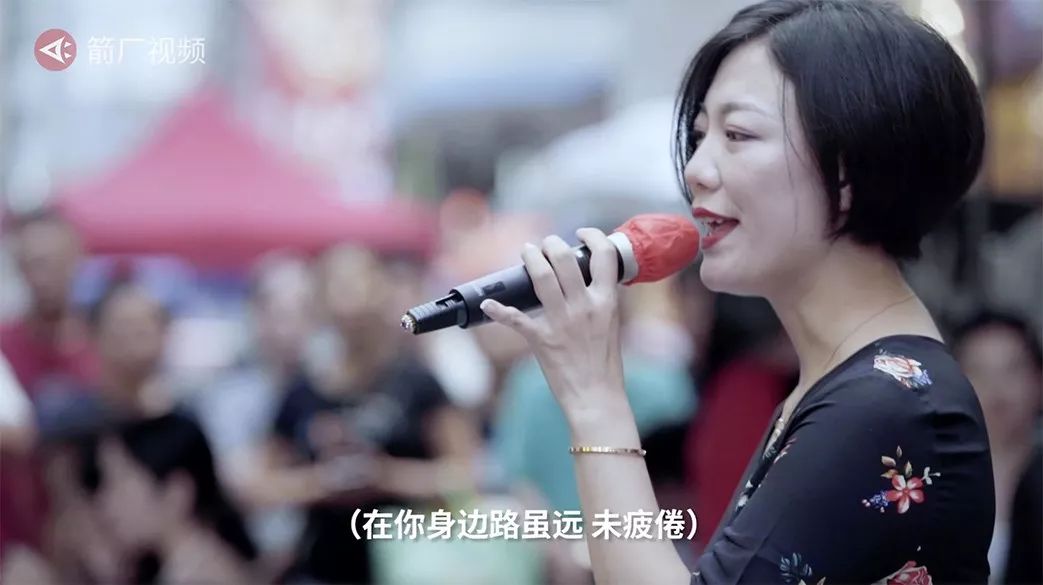 香港街头唱歌的女人姓名,香港东北女人公园唱歌