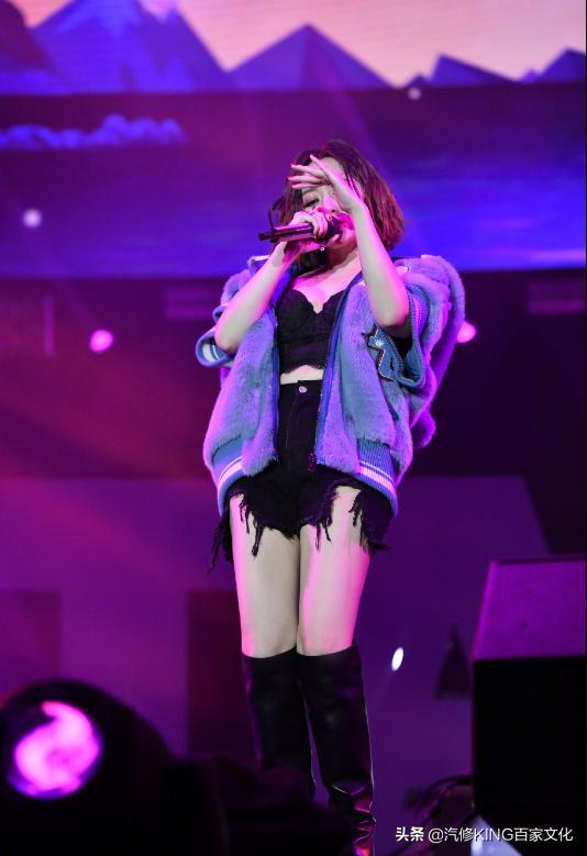 张靓颖舞台风完全驾驭,张靓颖穿吊带长裙