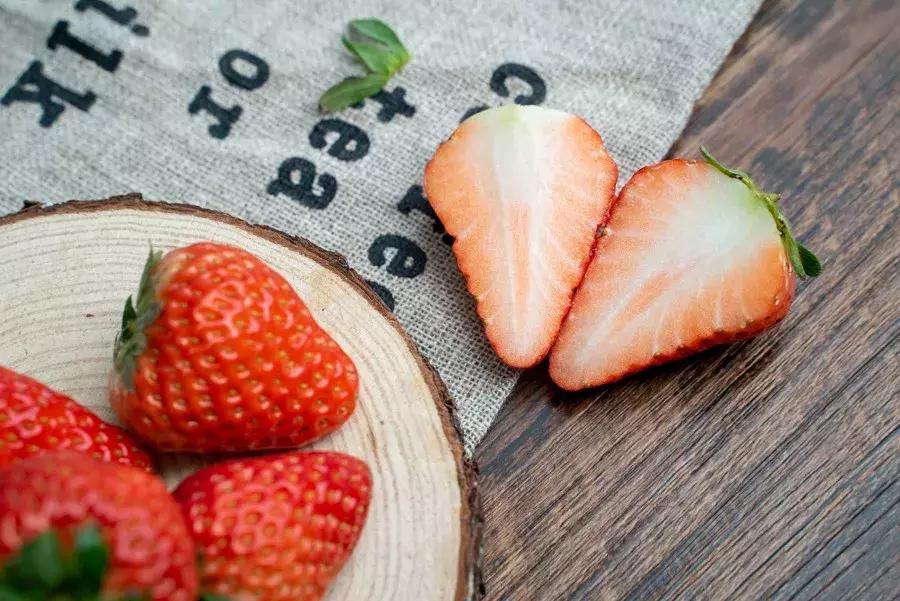 一下子吃了很多草莓,一下子吃了300g草莓