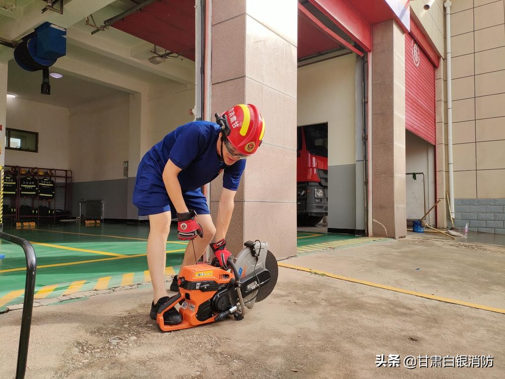 白银：工欲善其事必先利其器-——会师消防站组织开展器材装备学习