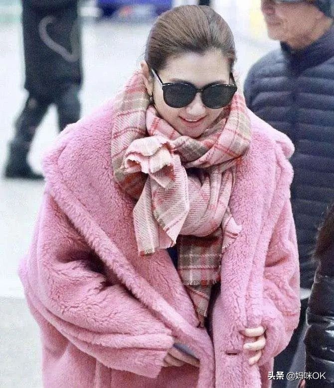 几种很火的围巾的新系法,比较短的围巾系大法