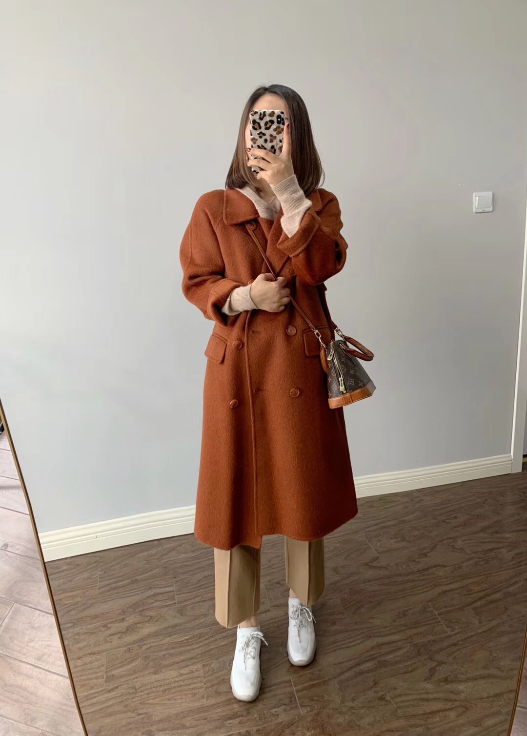 不同版型深灰色双面羊毛大衣穿搭,羊毛绒大衣怎么穿不显臃肿