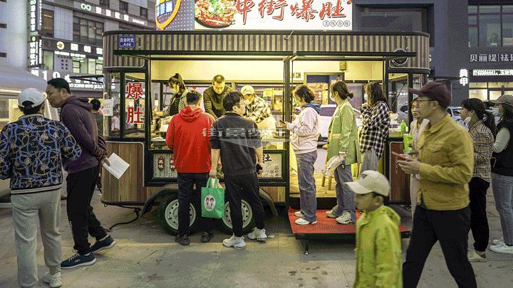 抢抓Z世代消费新风口，葫芦岛兴宫中街“集装箱”主题街游客爆满