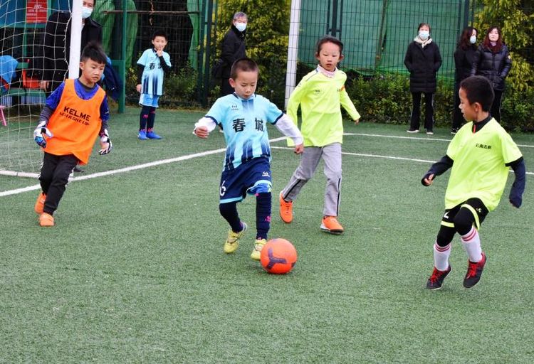 6岁到10岁孩子的足球训练,足球的魅力让小朋友们与足球结缘