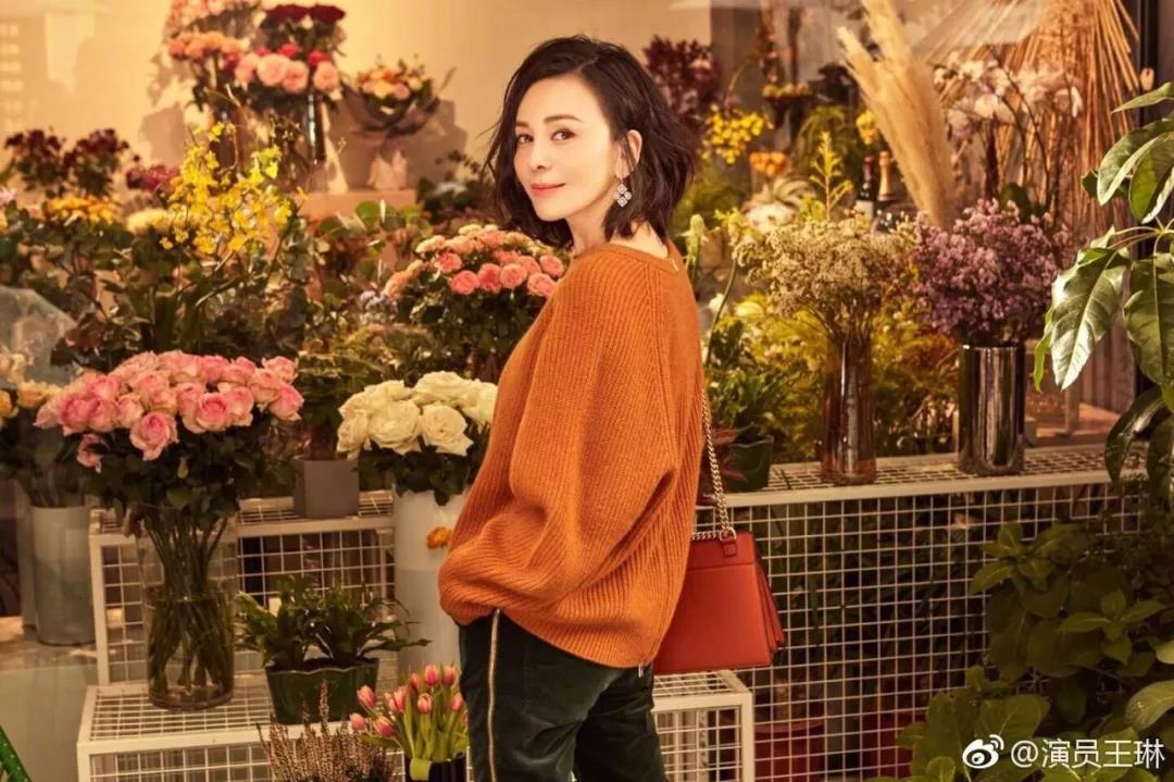 看完48岁雪姨的性感身材，默默铺开了瑜伽垫这组塑形动作赶紧练起